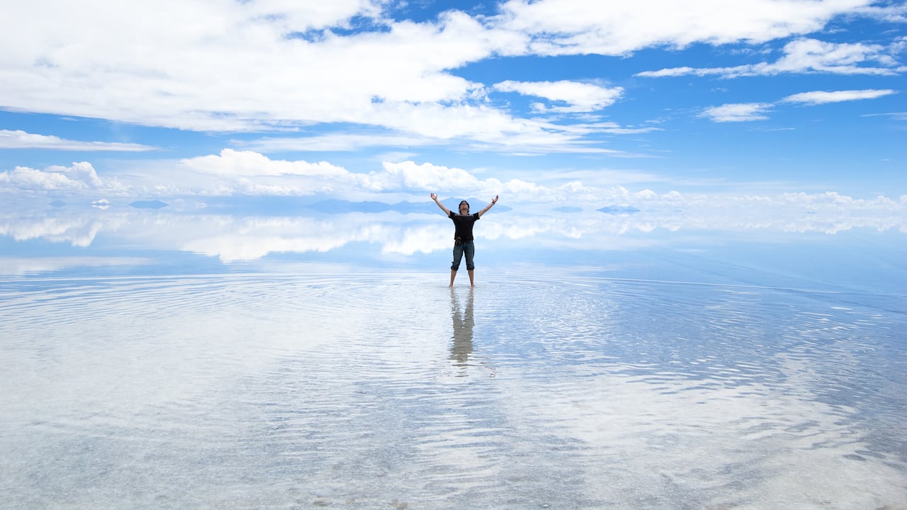 Este desierto de sal es el más grande y alto del mundo y se puede visitar en Bolvia.