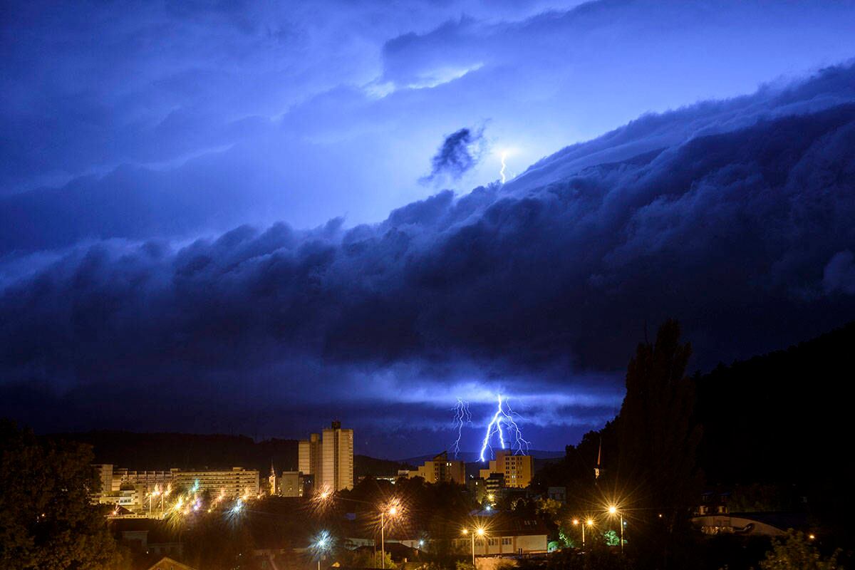 Los aerosoles tienen un profundo impacto en el clima debido a su capacidad para alterar la energía, el equilibrio de la Tierra y también pueden contribuir a los rayos