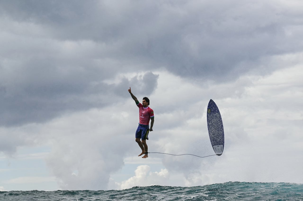 El surfista brasilero Gabriel Medina reacciona a su participación en los Juegos Olímpicos de París 2024, en Teahupo'o, Tahití. Foto: Jerome BROUILLET / AFP