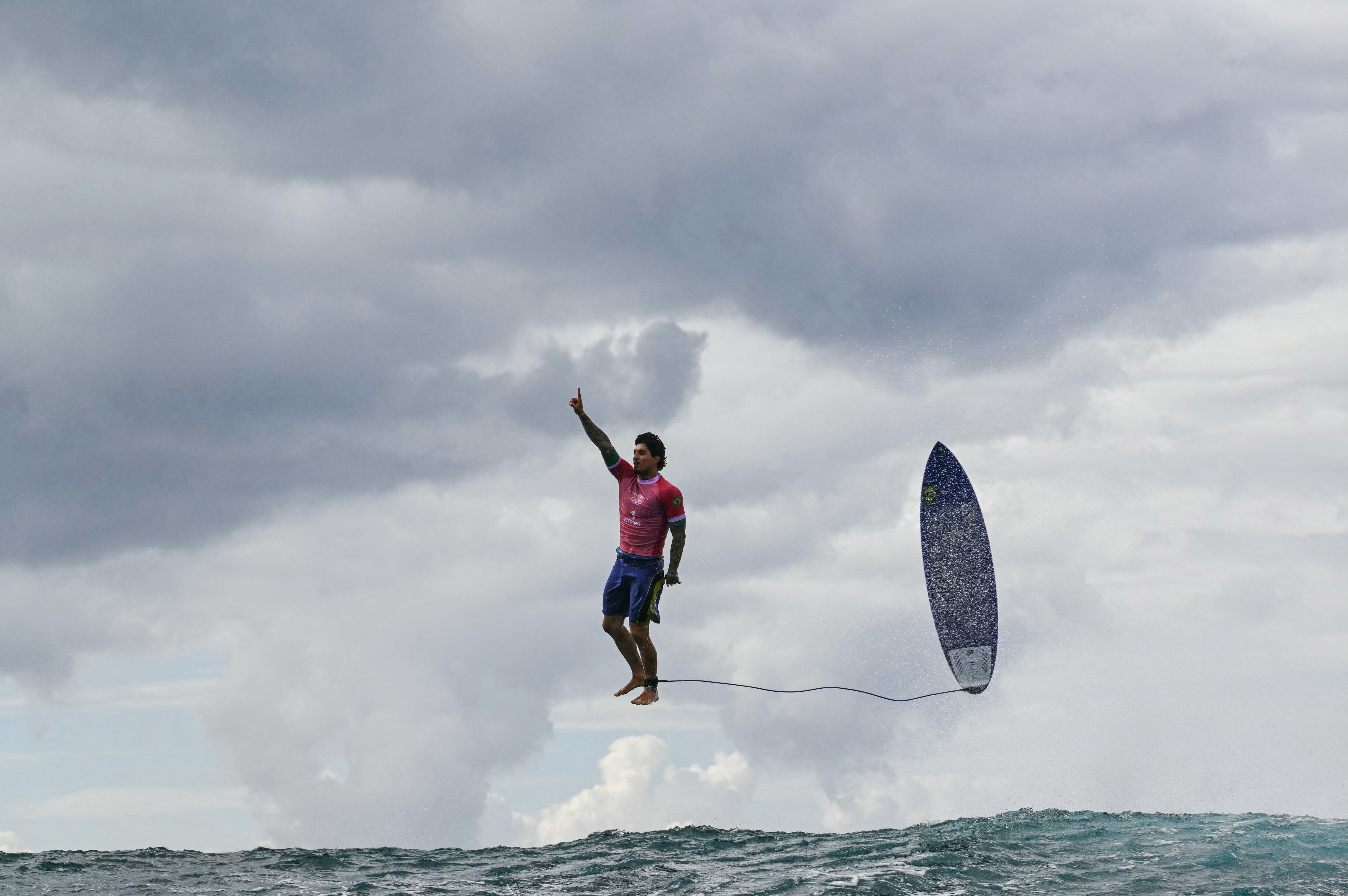 El surfista brasilero Gabriel Medina reacciona a su participación en los Juegos Olímpicos de París 2024, en Teahupo'o, Tahití. Foto: Jerome BROUILLET / AFP