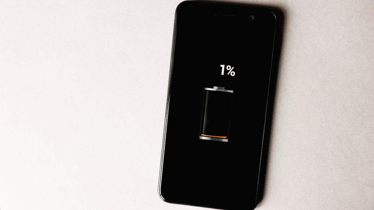 Salir de casa con el celular descargado impide que se puedan acceder a todas sus funciones.