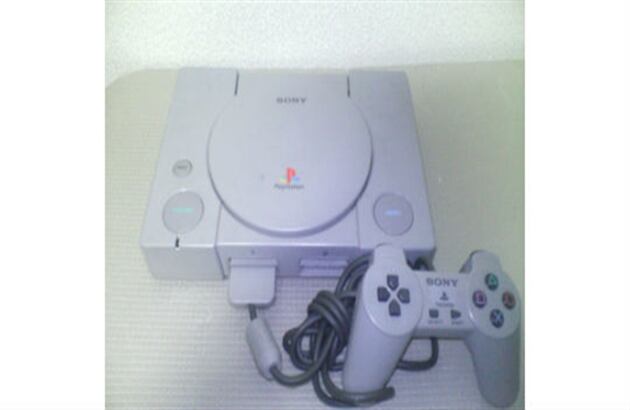 El Play Station fue la consola que lanzó Sony en respuesta a las que había lazando Nintendo. En 1996 llega a Colombia. Su plus, era que los videojuegos venían en CD y no en cassette. 
