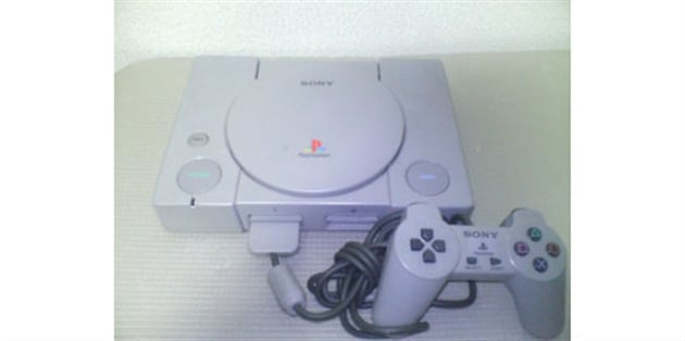 El Play Station fue la consola que lanzó Sony en respuesta a las que había lazando Nintendo. En 1996 llega a Colombia. Su plus, era que los videojuegos venían en CD y no en cassette. 