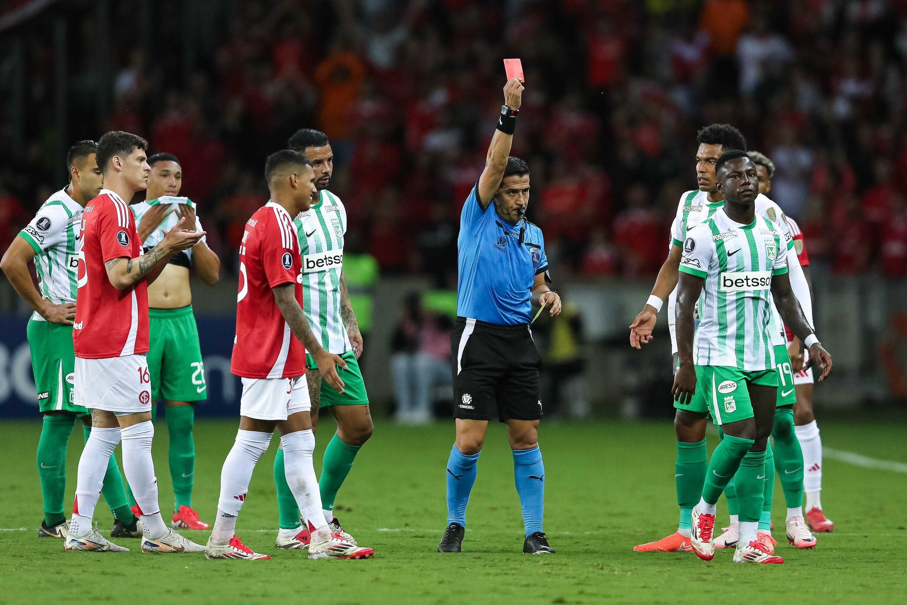 PORTO ALEGRE, BRAZIL - APRIL 10: Referee Felipe Gonzalez shows a red card to Kevin Viveros of Atletico Nacional during the Copa CONMEBOL Libertadores Group F match between Internacional and Atletico Nacional at Beira-Rio Stadium on April 10, 2025 in Porto Alegre, Brazil. (Photo by Pedro H. Tesch/Getty Images)