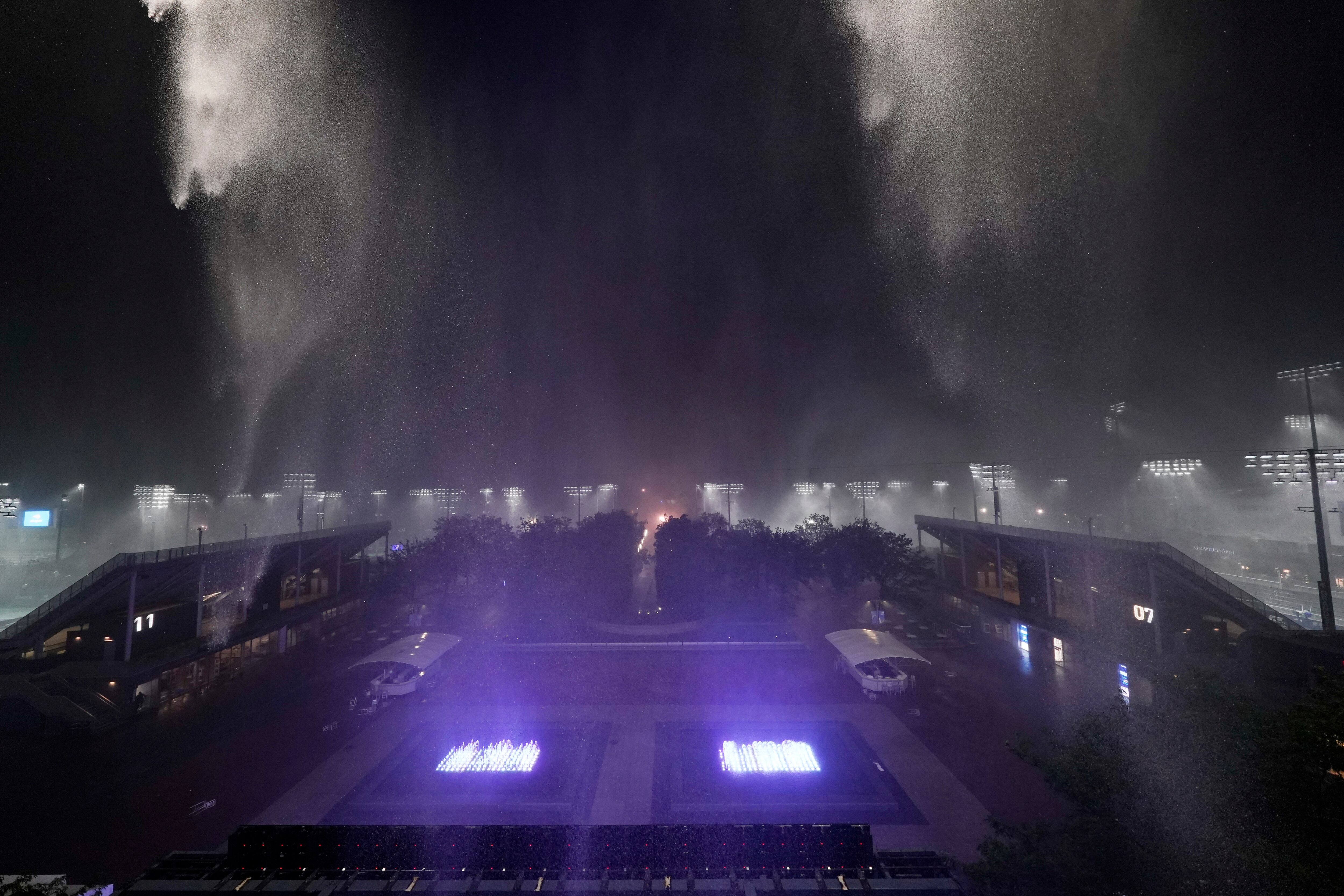 La lluvia cae fuera del estadio Arthur Ashe durante la segunda ronda del campeonato de tenis del Abierto de Estados Unidos, el miércoles 1 de septiembre de 2021, en Nueva York. (Foto AP / Frank Franklin II)