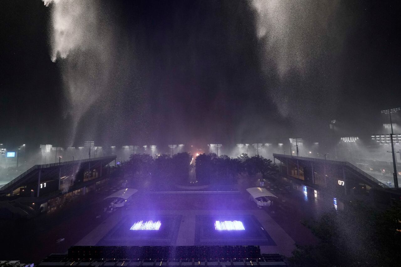 La lluvia cae fuera del estadio Arthur Ashe durante la segunda ronda del campeonato de tenis del Abierto de Estados Unidos, el miércoles 1 de septiembre de 2021, en Nueva York. (Foto AP / Frank Franklin II)
