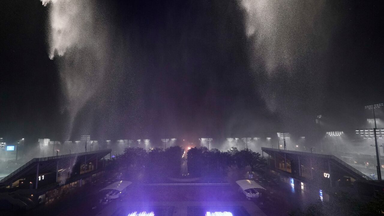 La lluvia cae fuera del estadio Arthur Ashe durante la segunda ronda del campeonato de tenis del Abierto de Estados Unidos, el miércoles 1 de septiembre de 2021, en Nueva York. (Foto AP / Frank Franklin II)