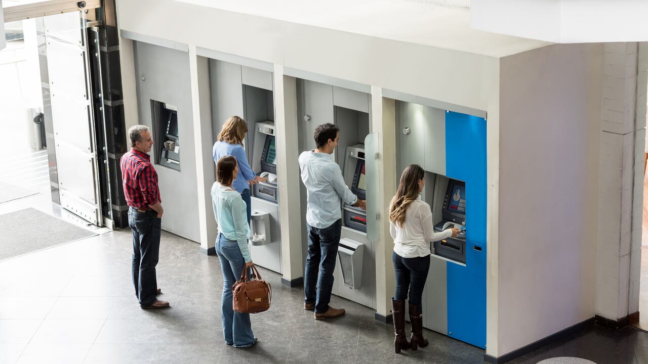 Los fraudes bancarios en cajeros automáticos son cada vez más comunes. Los expertos ofrecen consejos sobre cómo proteger la información personal.