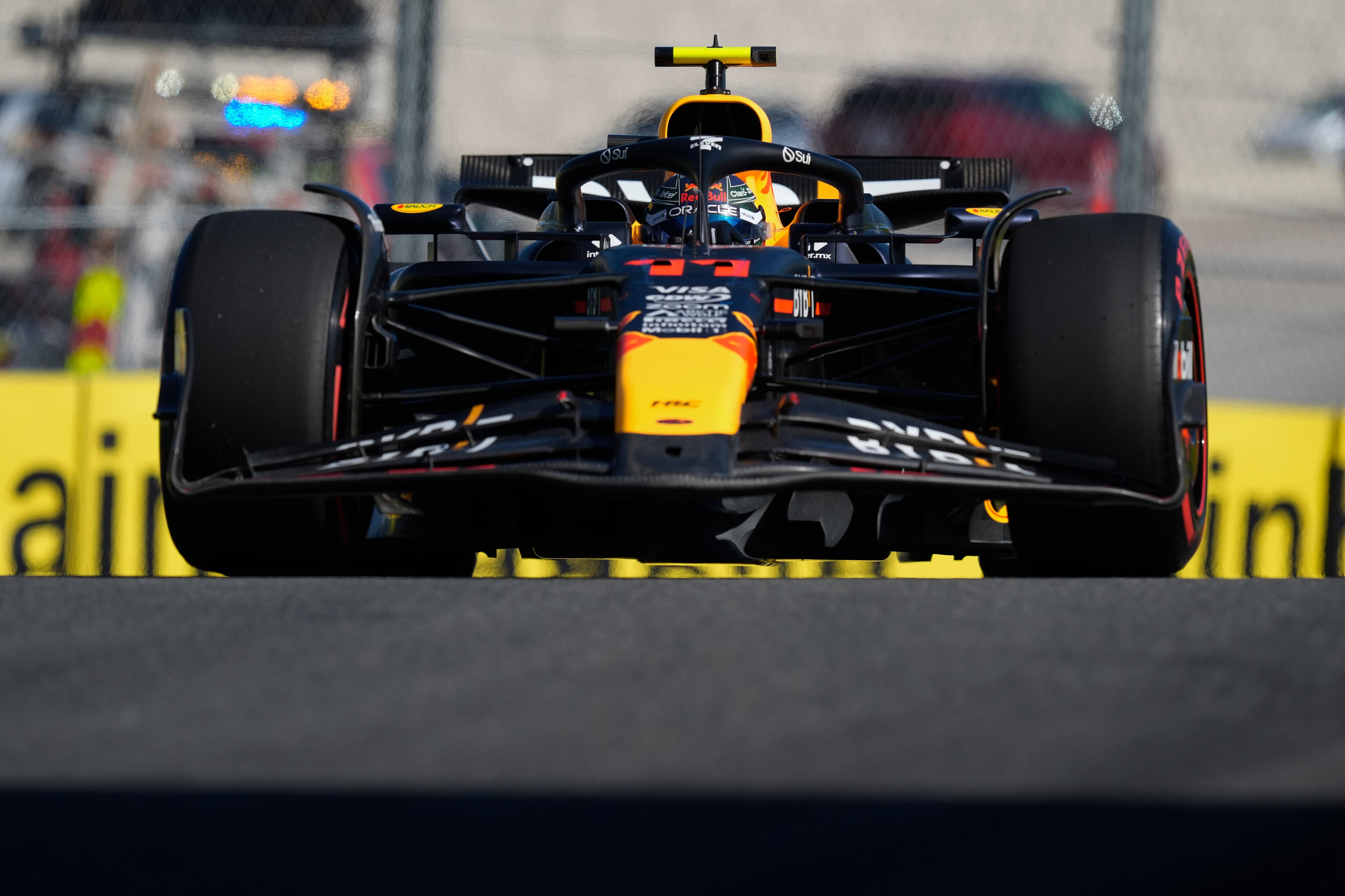 El piloto de Red Bull Sergio 'Checo' Pérez, de México, conduce su auto durante la sesión de clasificación para la carrera automovilística del Gran Premio de Miami de Fórmula Uno, el sábado 4 de mayo de 2024, en Miami Gardens, Florida (Foto AP/Rebecca Blackwell)