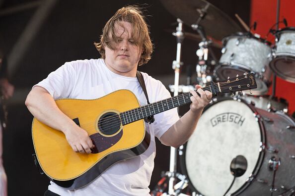 Uno de los síntomas que tuvo Lewis Capaldi en pleno concierto fue el tic vocal, el cual se produce con los movimientos.