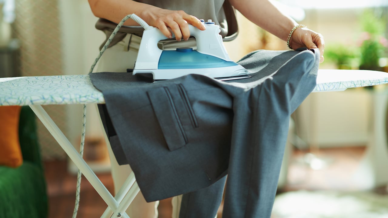 Planchar un abrigo en casa es una de esas tareas que muchos evitan por miedo a estropear la tela.