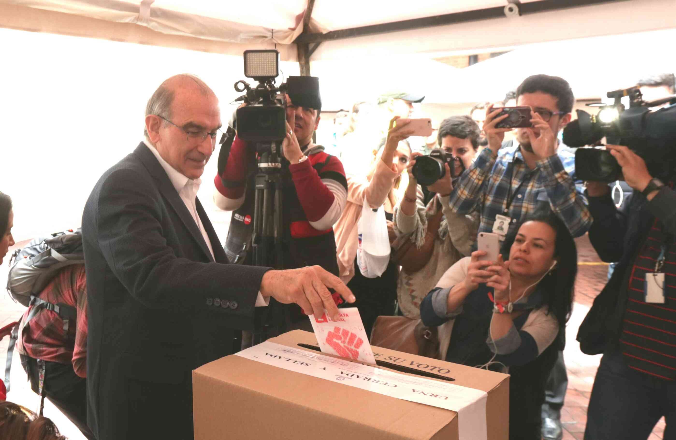 Humberto De La Calle llegó a las 9:45 de la mañana a depositar su voto. Luego aprovechó para hacer una reflexión sobre la necesidad de que la gente participe en los procesos políticos. Foto: Carlos Julio Martínez / SEMANA
