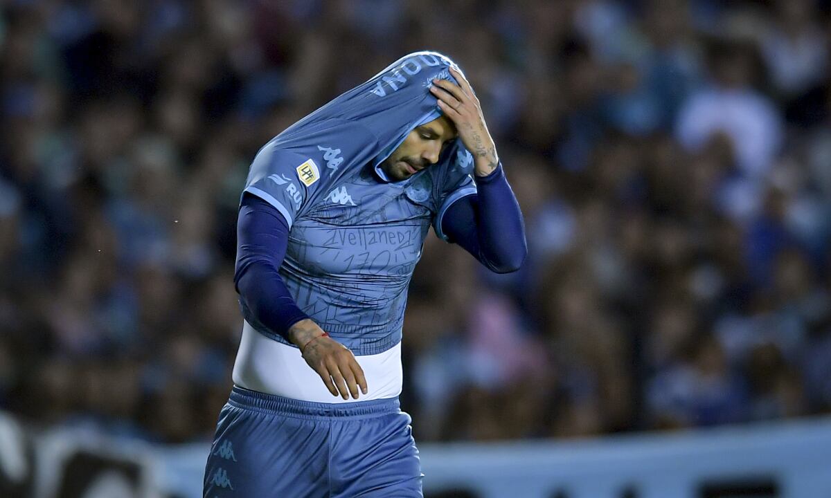 AVELLANEDA, ARGENTINA - OCTOBER 10: Edwin Cardona of Racing Club reacts during a match between Racing Club and Atletico Tucuman as part of Liga Profesional 2022 at Presidente Peron Stadium on October 10, 2022 in Avellaneda, Argentina. (Photo by Getty Images/Marcelo Endelli)