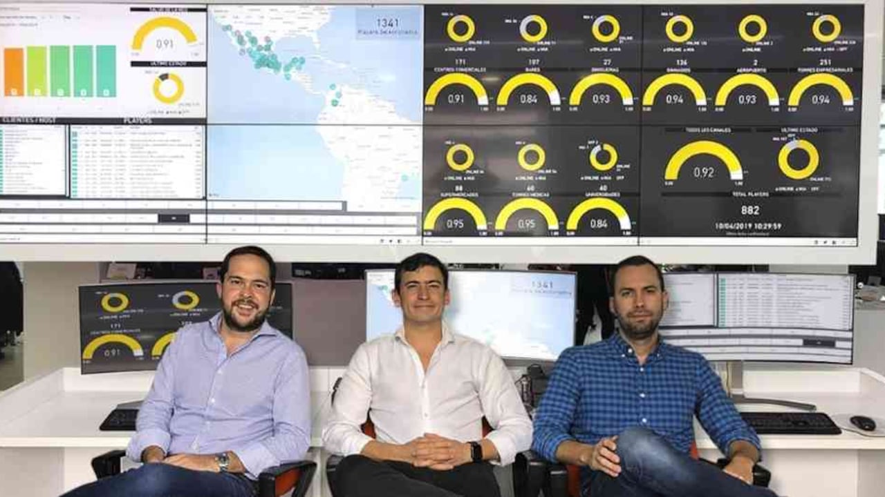 En el 2006 nació Enmedio, la "primera" compañía de señalización digital en el país que le facilita a las marcas y a las empresas exhibir mensajes e información.