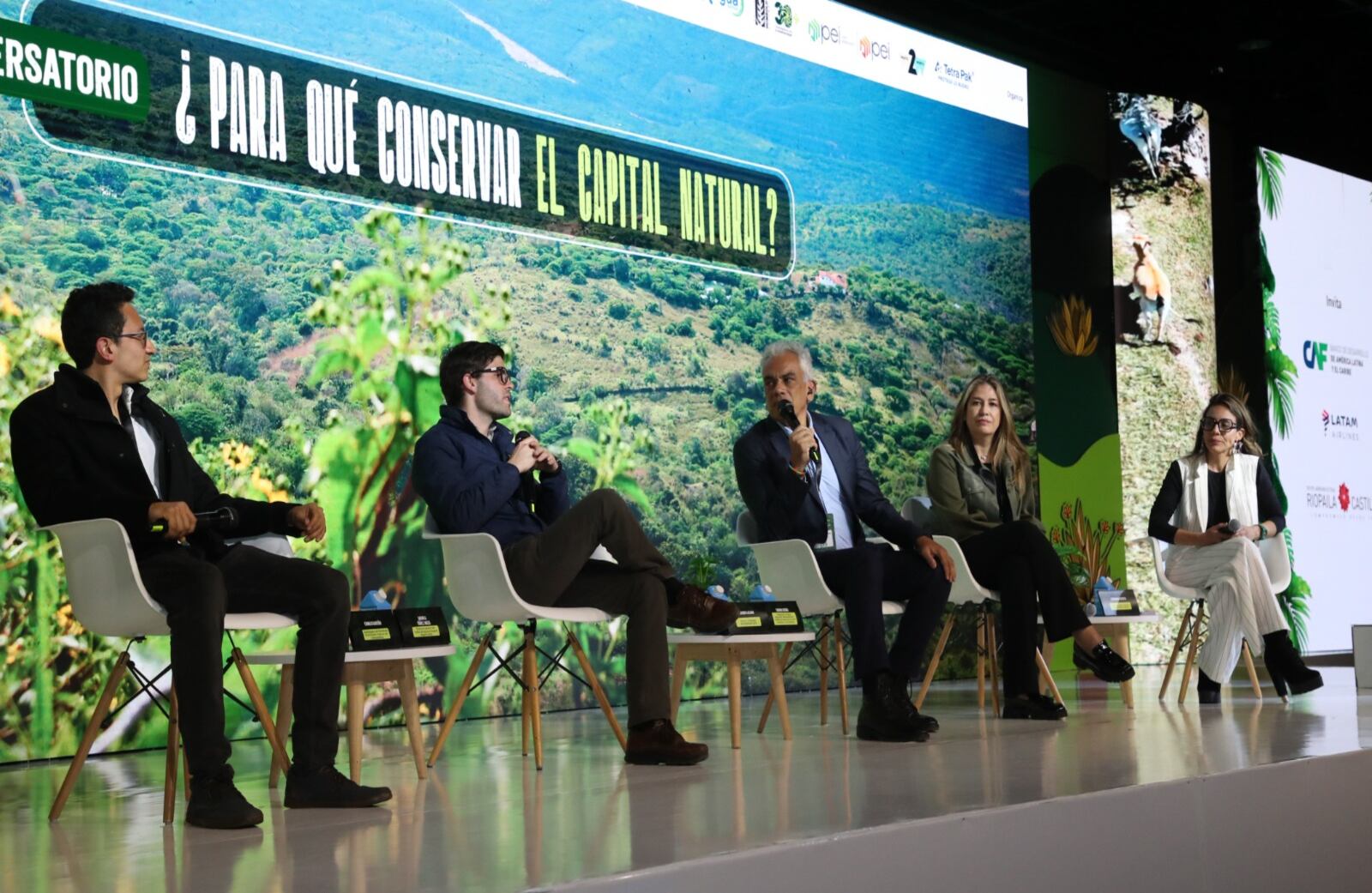 Conversatorio "¿Para qué conservar el capital natural?", durante la VIII Cumbre de Sostenibilidad.