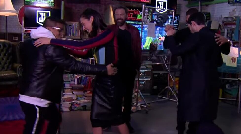 El Mindo le enseñó a bailar salsa a Gal Gadot, en Londres.