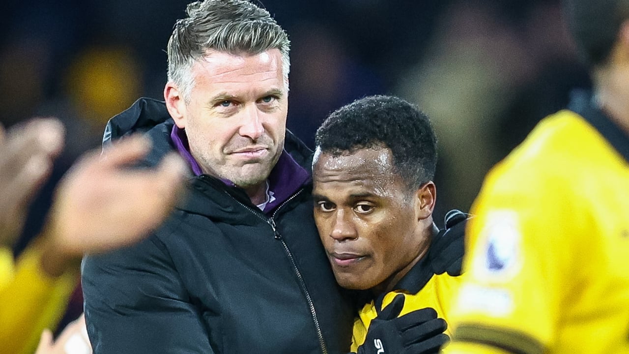 Robert Edwards junto al colombiano Jhon Arias en Wolverhampton.