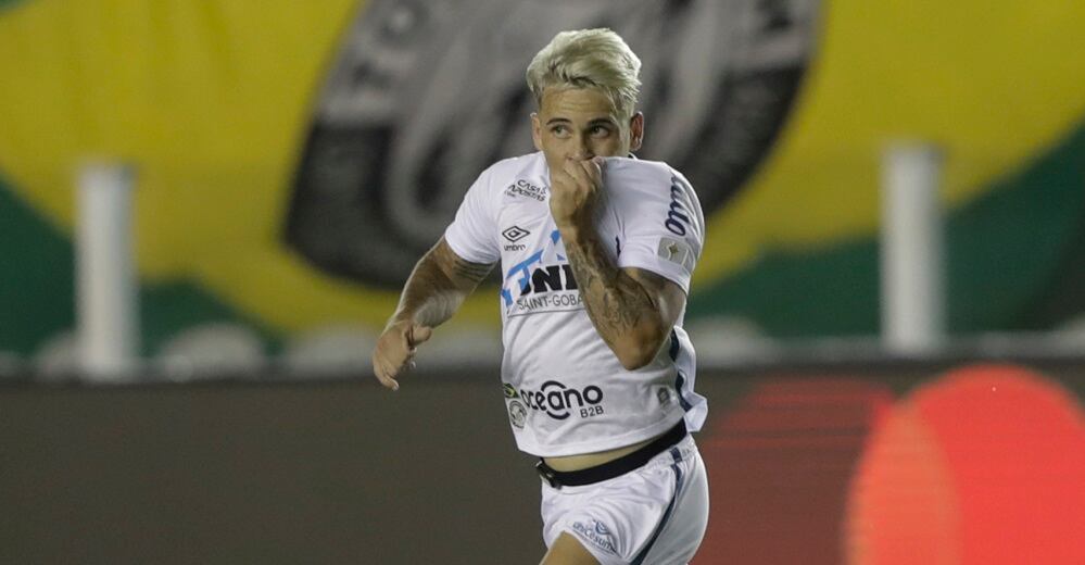 Yeferson Soteldo celebra uno de los goles   marcados por Santos esta noche.
