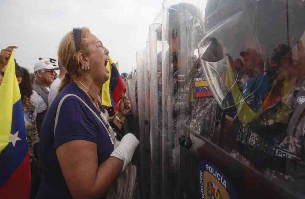 Vamos a defender la patria” dice, Nancy Cruz, de 56 años, y quien lloró en ruegos ante la guardia por la rabia que siente. foto: Diana Rey Melo