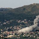El humo se eleva sobre la aldea de Kfar Kila, en el sur del Líbano, tras el bombardeo israelí del 10 de mayo de 2024, en medio de enfrentamientos transfronterizos en curso entre tropas israelíes y combatientes de Hezbolá. (Foto de Rabih DAHER / AFP)