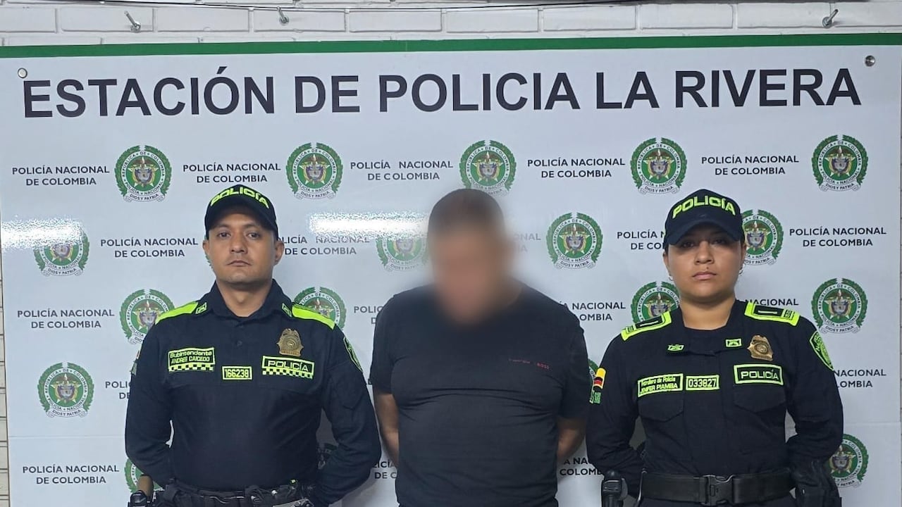A prisión, hombre que intentó disparar a policías y agredió a su padre tras amenazar a clientes en una panadería.
