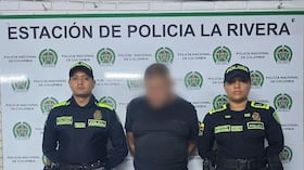 A prisión hombre que intentó disparar a policías y agredió a su padre tras amenazar a clientes en una panadería