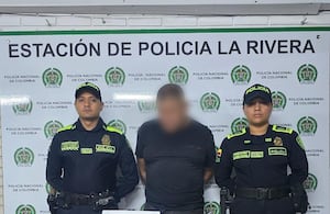 A prisión hombre que intentó disparar a policías y agredió a su padre tras amenazar a clientes en una panadería