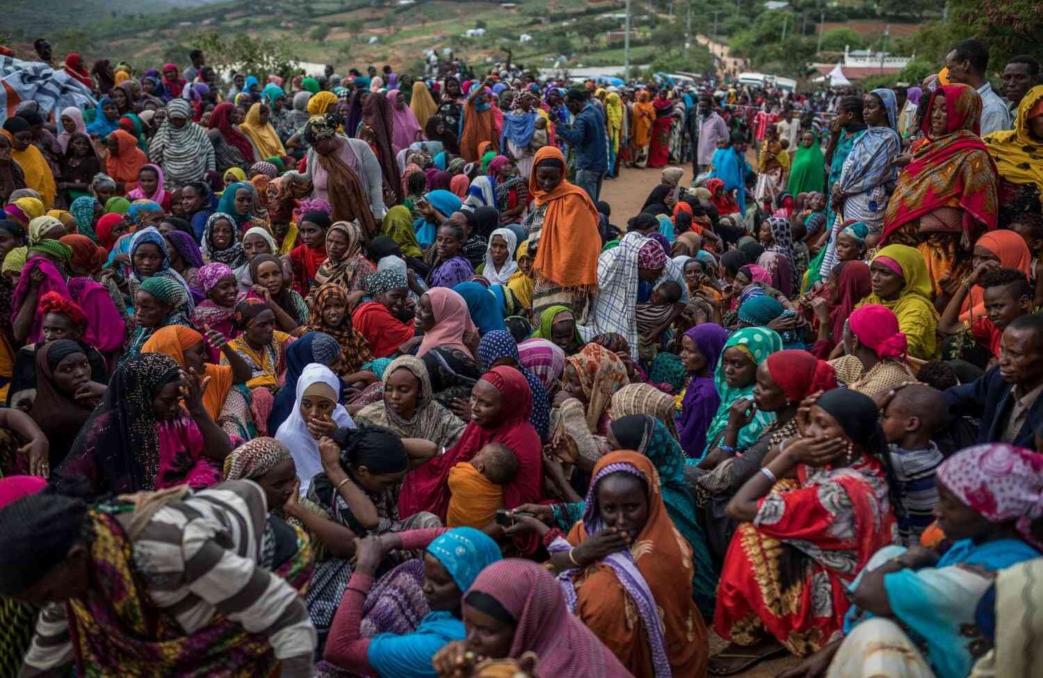 Kenia  La vida de un refugiado Un grupo de mujeres etíopes esperan mientras que la Cruz Roja de Kenia reparte  alimentos y otros productos básicos en el campo de refugiados de Somare, en la frontera entre Etiopía y Kenia.  AFP/ Brian Otieno  