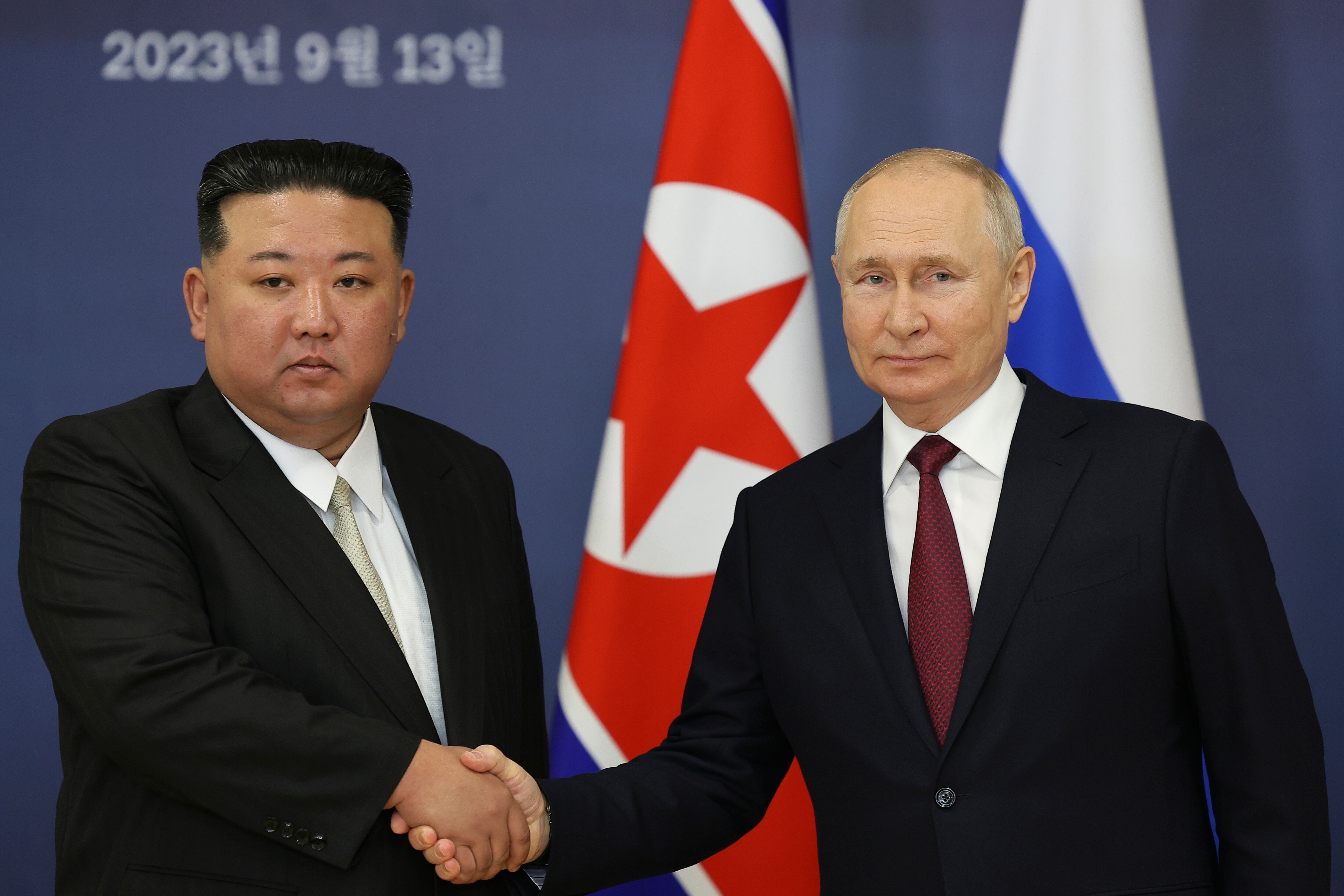 El presidente ruso Vladimir Putin, a la derecha, y el líder de Corea del Norte, Kim Jong Un, se dan la mano durante su reunión en el cosmódromo de Vostochny en las afueras de la ciudad de Tsiolkovsky, a unos 200 kilómetros (125 millas) de la ciudad de Blagoveshchensk, en el extremo oriental de la región de Amur.