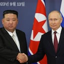 El presidente ruso Vladimir Putin, a la derecha, y el líder de Corea del Norte, Kim Jong Un, se dan la mano durante su reunión en el cosmódromo de Vostochny en las afueras de la ciudad de Tsiolkovsky, a unos 200 kilómetros (125 millas) de la ciudad de Blagoveshchensk, en el extremo oriental de la región de Amur.