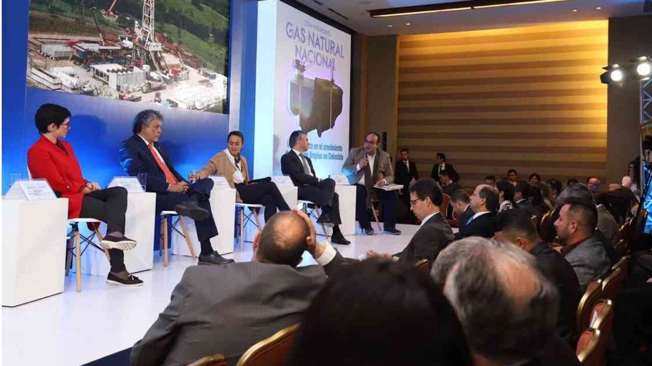 Representantes de la industria de gas natural y el gobierno analizaron las posibilidades que tiene este combustibles de ayudar a generar energías más limpias. Foto: Diana Rey.