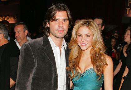 Shakira y Antonio de la Rúa terminaron su relación en agosto de 2010. Se habían conocido en Buenos Aires en 2000.