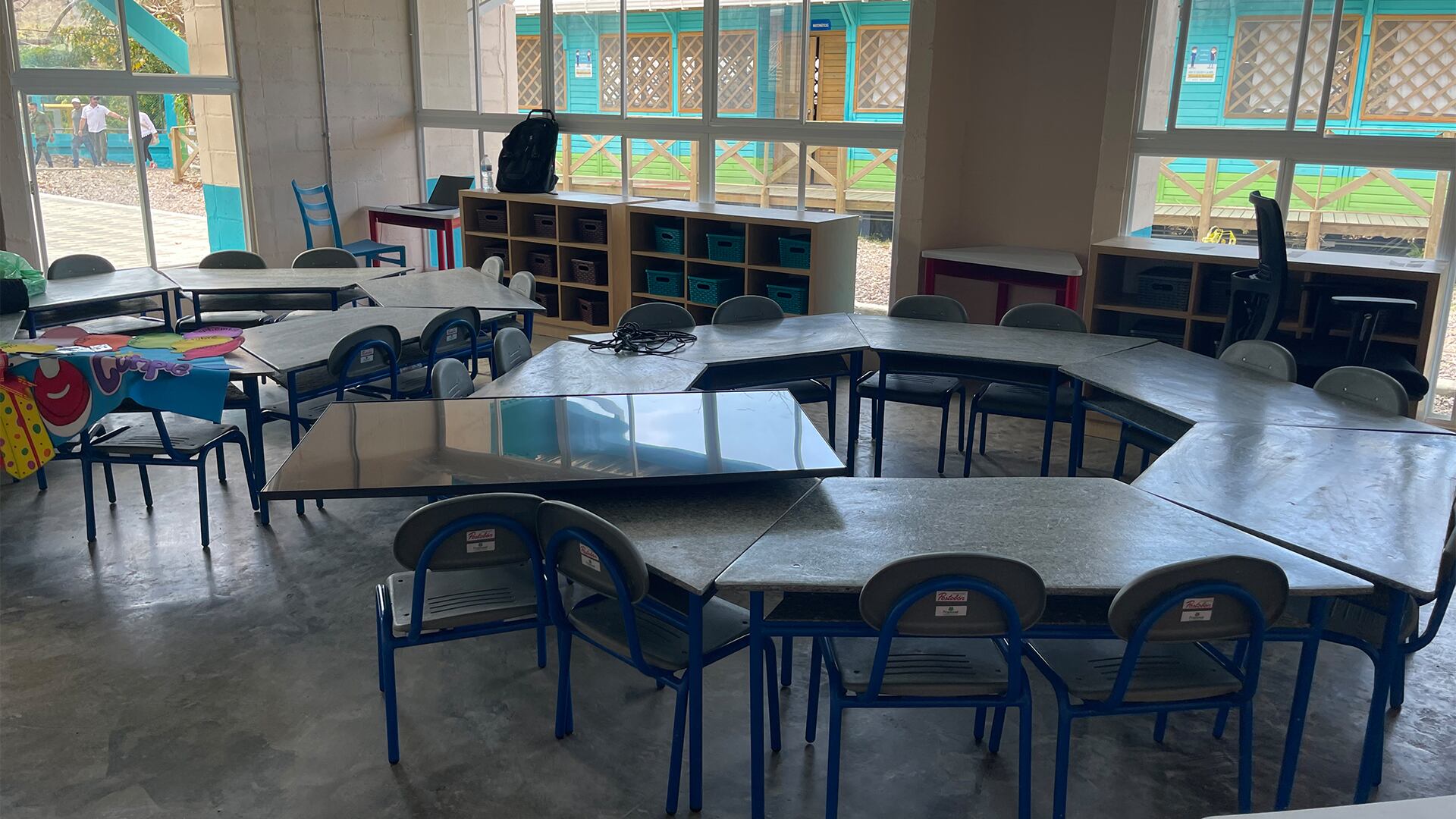 Las instalaciones de la institución incluyen cuatro aulas para alumnos, sala de profesores, salón múltiple, cocina y baños completamente dotados.