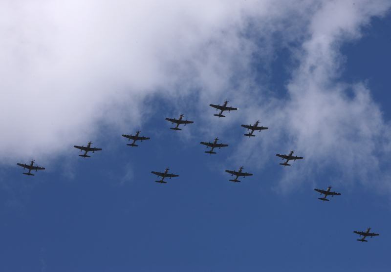 Aviones de combate de las Fuerzas Militares hacen una revista aérea.