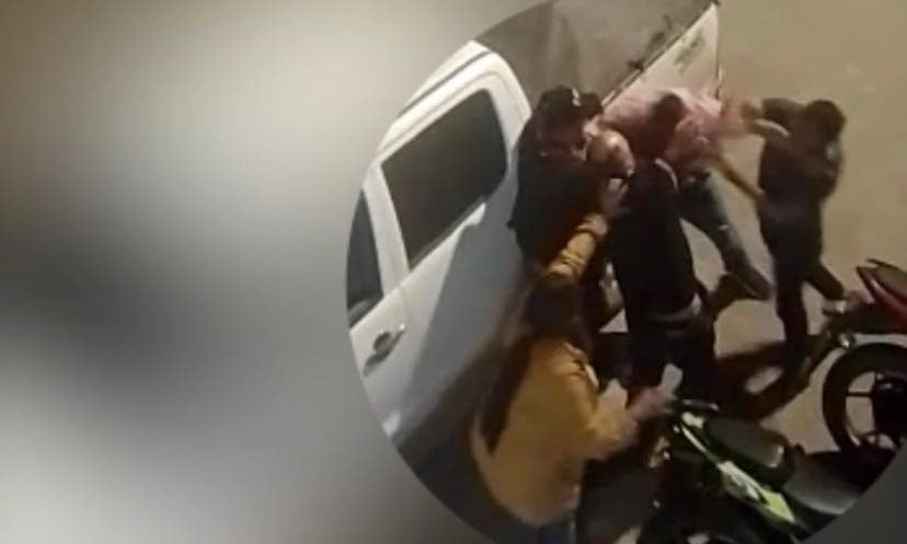 La comunidad grabó la pelea.