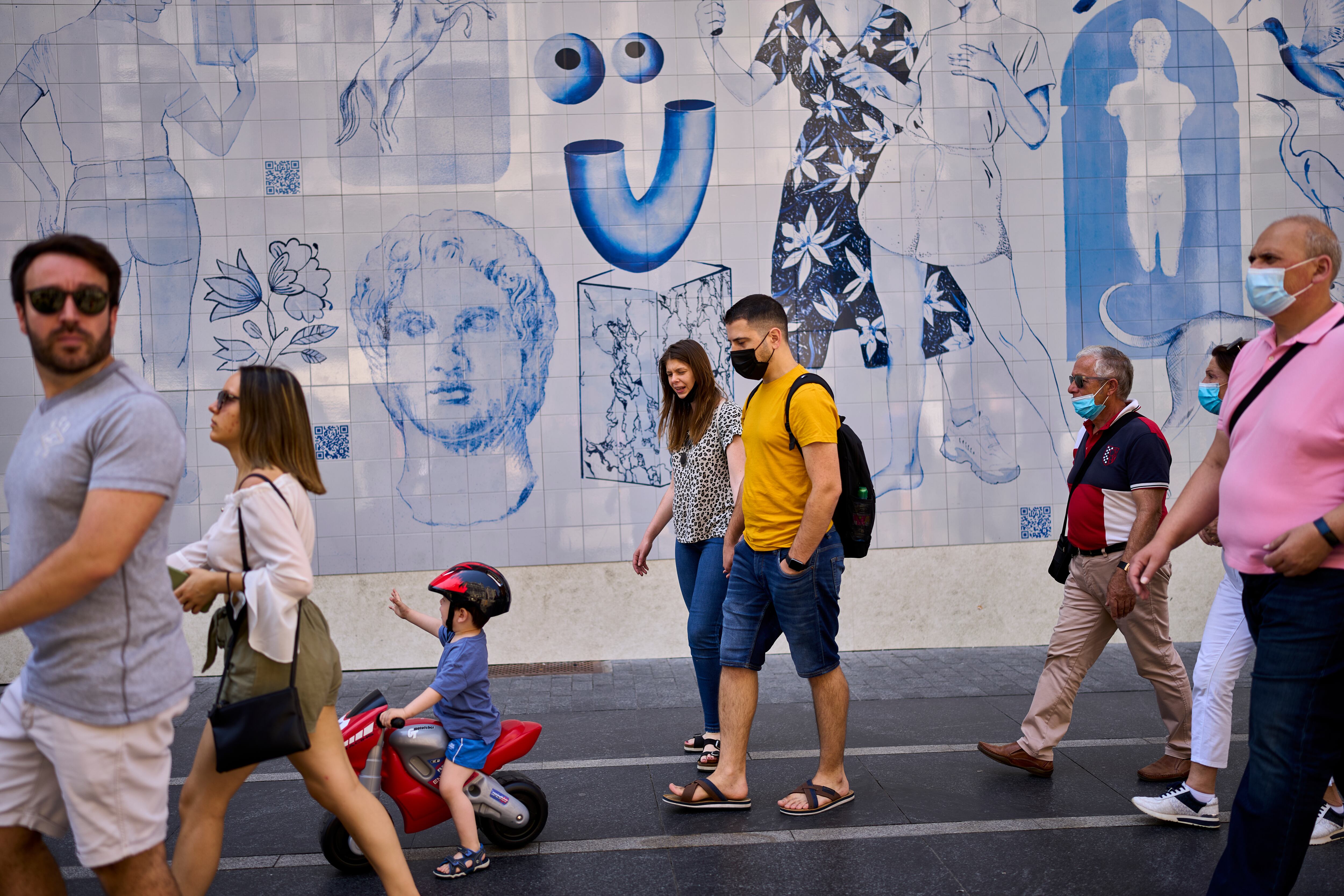 La tasa de infecciones con coronavirus en España está subiendo, impulsada por brotes entre los jóvenes y los no vacunados, revelan datos del Ministerio de Salud. (AP Foto/Manu Fernandez)