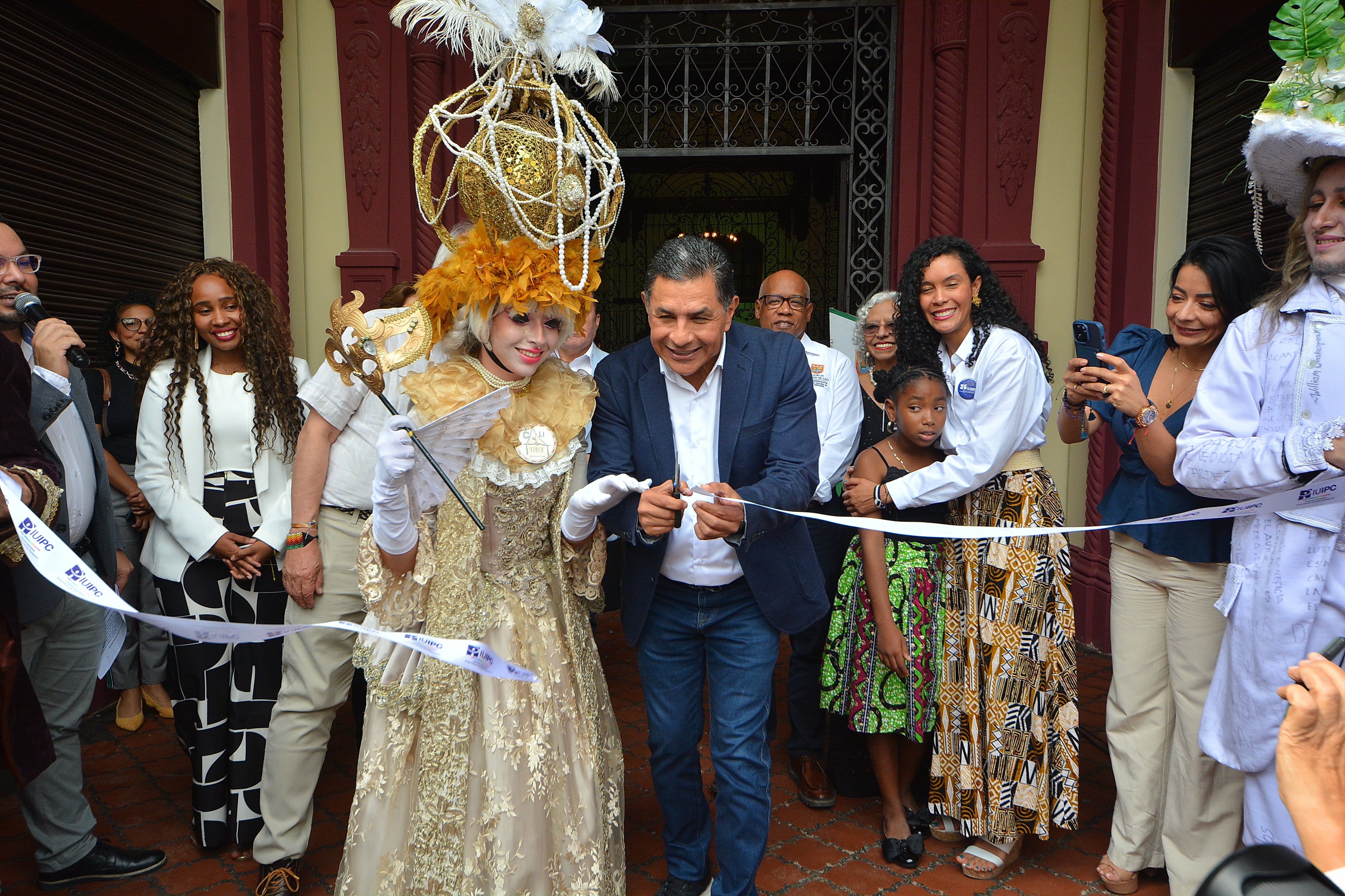 En 1936 se inaugura el edificio para la compañía de tabaco, Coltabaco. El gobierno de Ospina inicia la transformación del edificio que se encontraba en malas condiciones y que hoy luego de un trabajo de remodelación, se inaugura como la sede de la nueva Institución Universitaria de las Culturas y las Artes Populares. Durante el acto de Inauguración, de la nueva institución, el alcalde Jorge Iván Ospina, muy emocionado, lloró al final de su intervención.