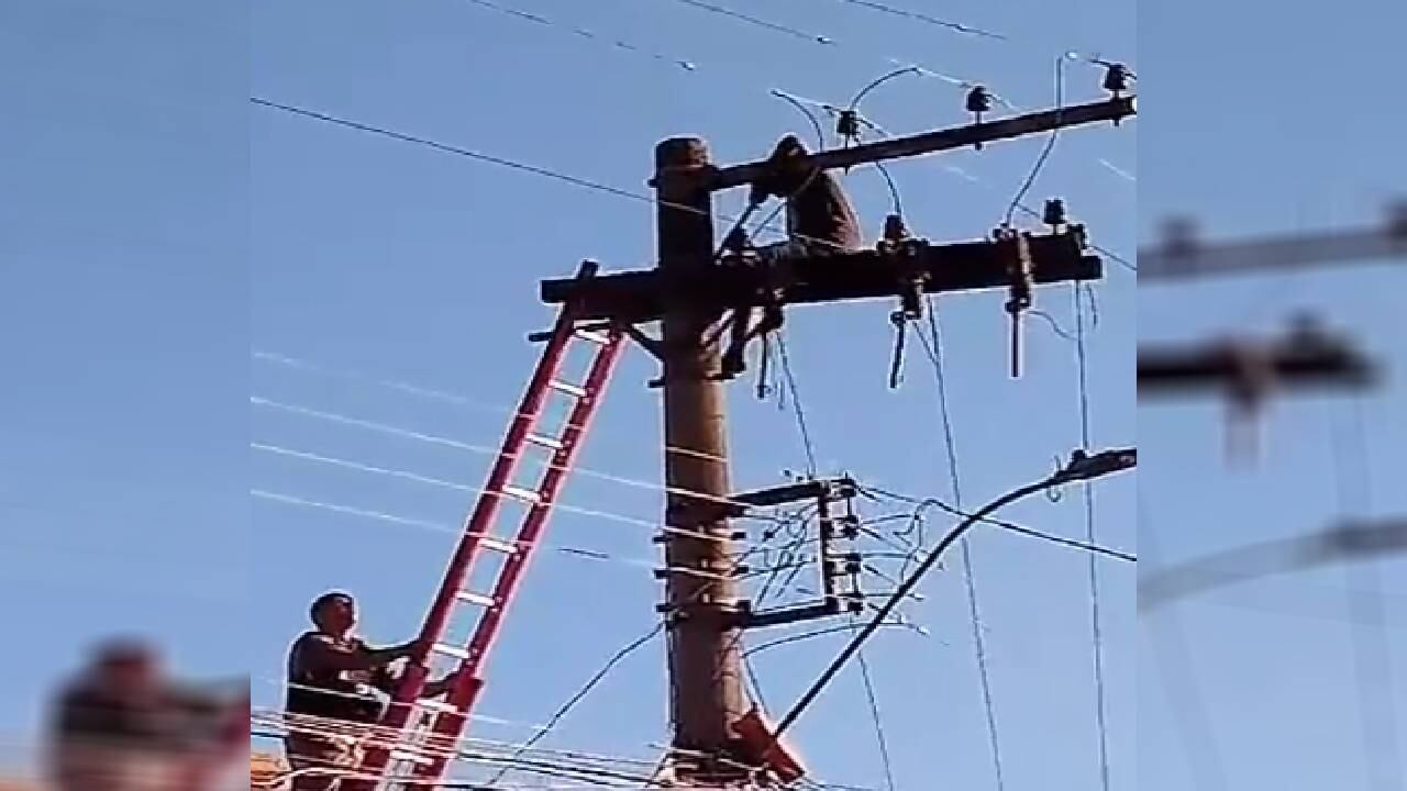 Según medios locales, cuando los bomberos llegaron el sujeto ya llevaba una hora en el poste.
