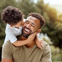 Descubriendo el poder de las palabras: cómo motivar a los niños a expresar amor hacia papá.