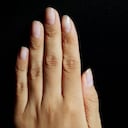 Expertos advierten que se debe tener en cuenta aspectos como el color, el brillo y la textura de las uñas para identificar posibles enfermedades. Foto: Gettyimages.