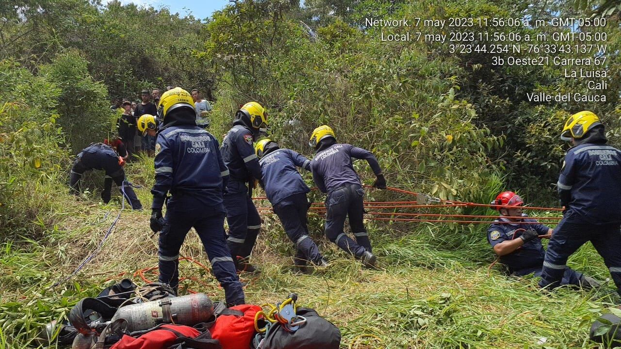 Los socorristas hicieron el rescate usando cuerdas.