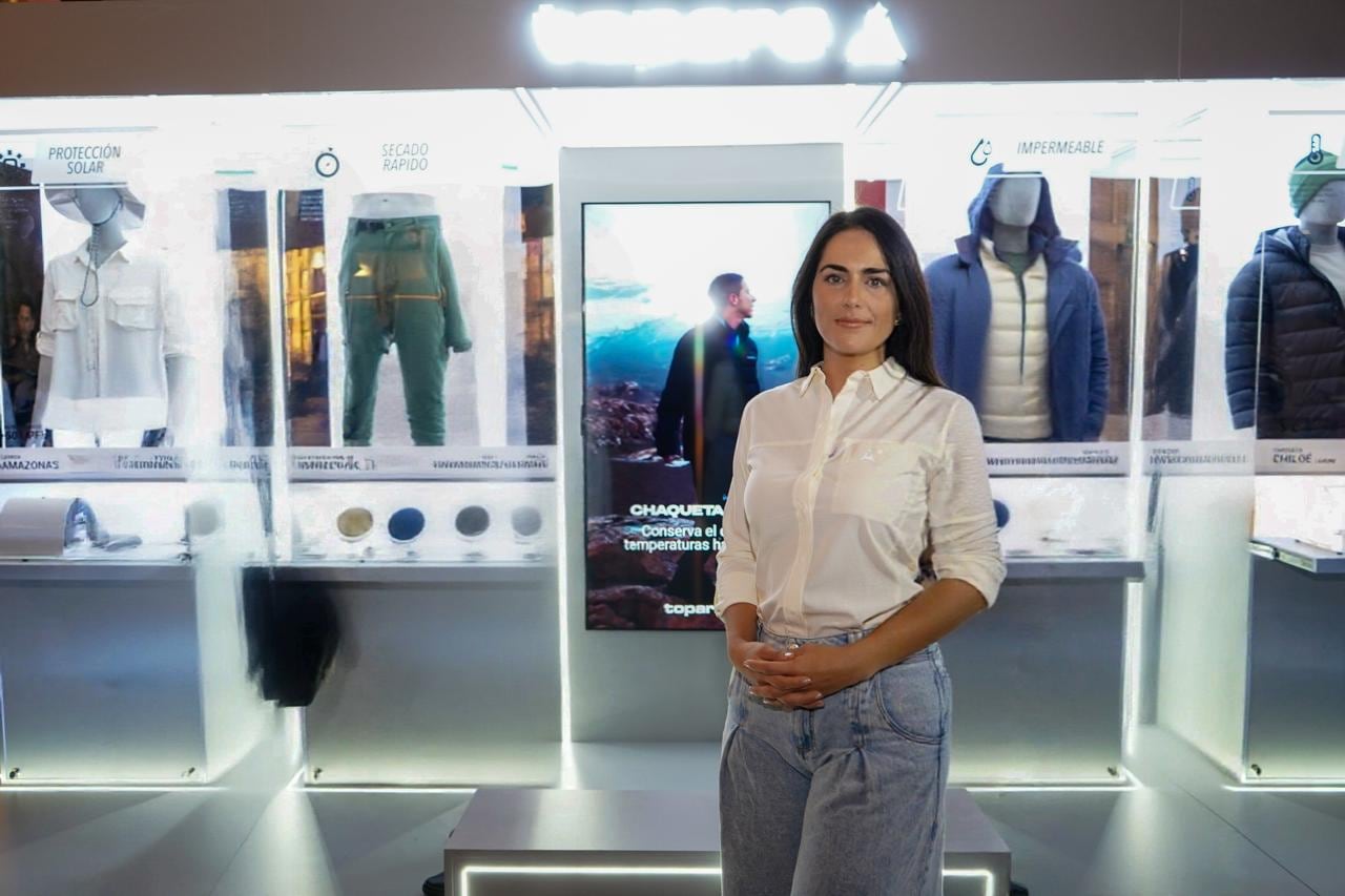 Rosine Dallos, CEO de Topara, en la activación de la marca en el Centro Comercial Parque La Colina