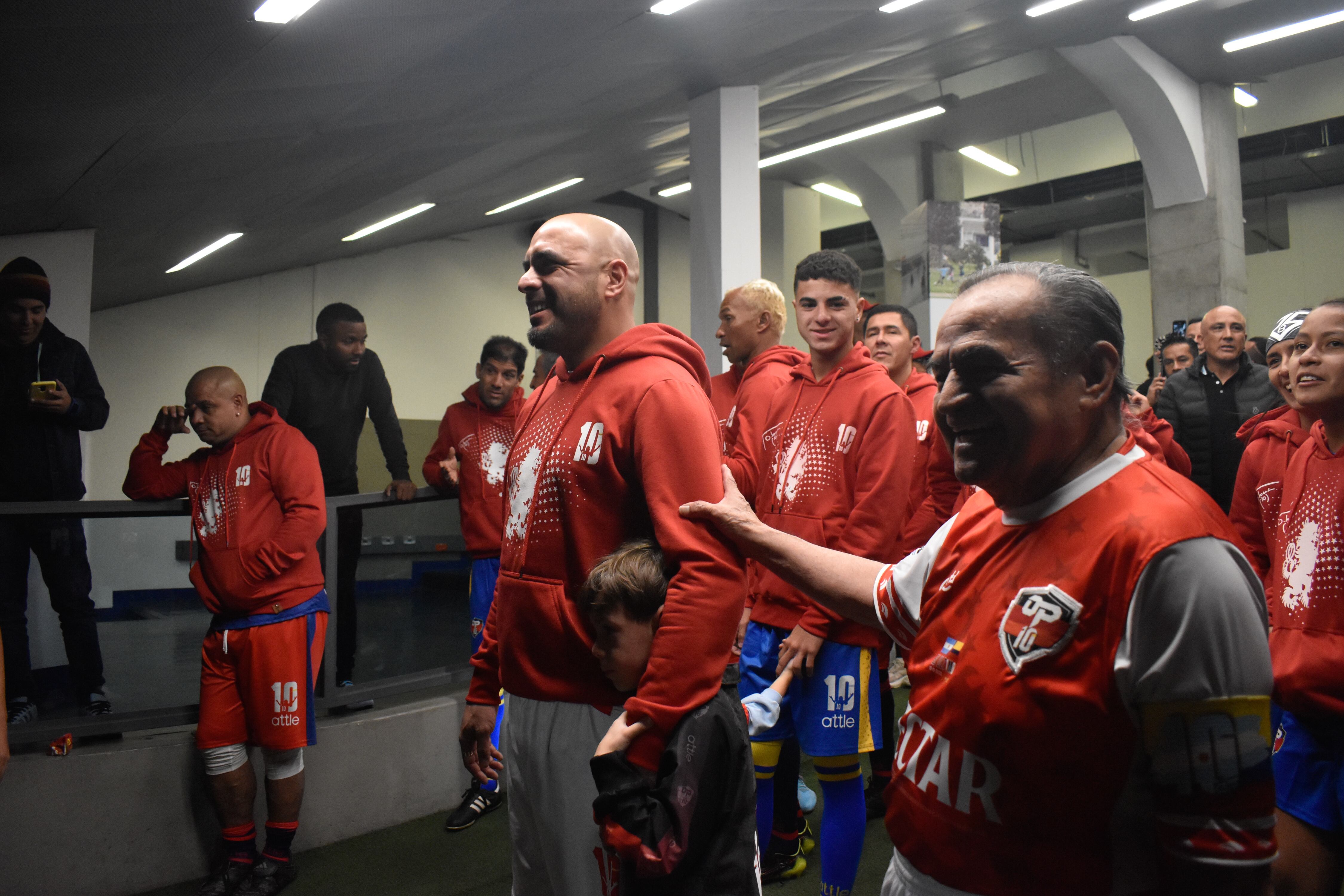 Alfonso Cañón agarrando con su brazo izquierdo a Omar Pérez: dos referentes históricos de Independiente Santa Fe.