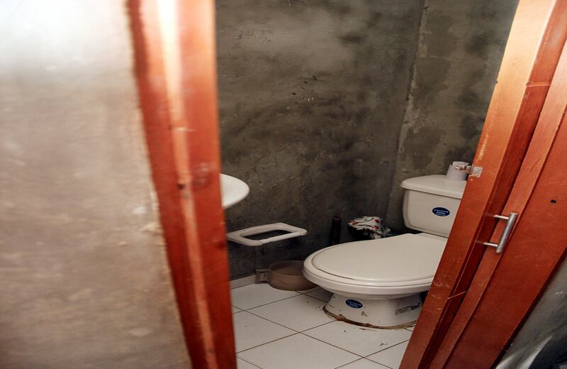 Los baños tienen dimensiones muy pequeñas. Foto: Carlos Bernate /SEMANA.