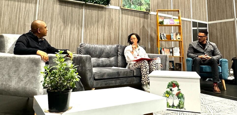 Giussepe Ramírez, director del taller, Gabriela Roca, directora del FCE, y Rubén Silva, escritor y gestor cultural