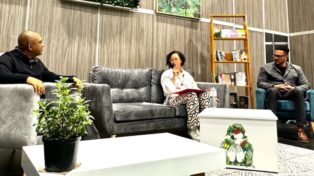 Giussepe Ramírez, director del taller, Gabriela Roca, directora del FCE, y Rubén Silva, escritor y gestor cultural