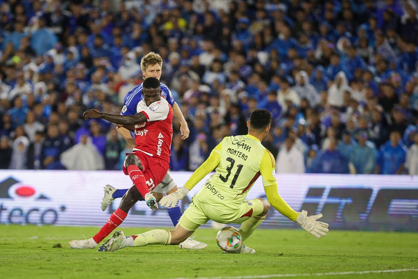Bogotá. Junio 19 de 2025. Millonarios FC enfrenta a Independiente Santa Fe, por encuentro válido de la Liga BetPlay I 2025 de la fecha 6 de los cuadrangulares finales, en el Estadio Nemesio Camacho El Campín. (Colprensa - Cristian Bayona).