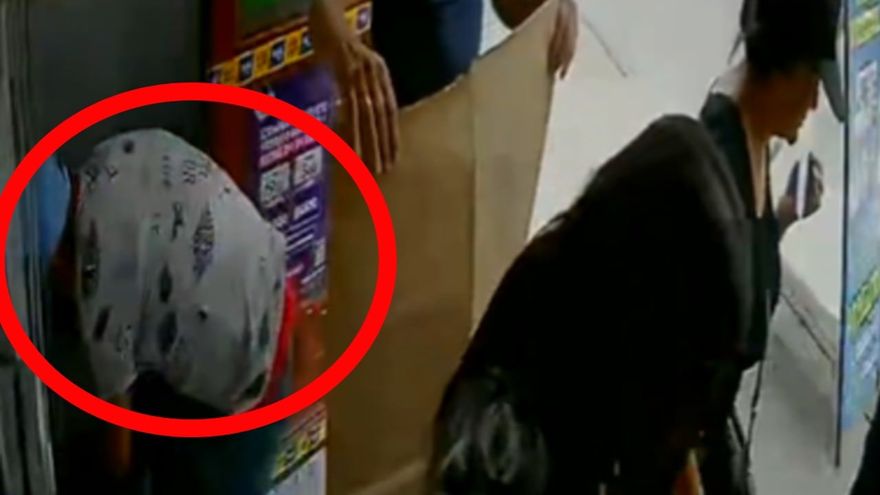 Según las denuncias, un grupo de personas se acercó para lavar la fachada del negocio debido al mal olor.