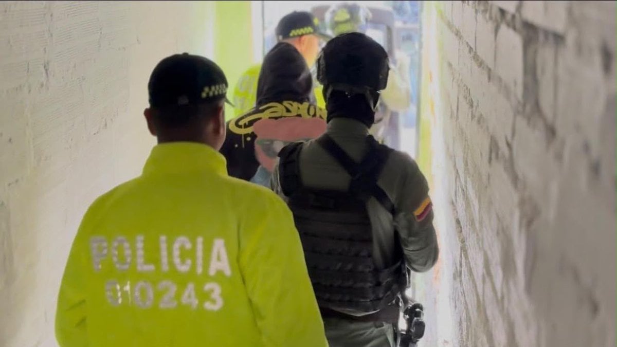 Infiltración de agente encubierto permite la captura de criminales y cinco uniformados en Medellín.