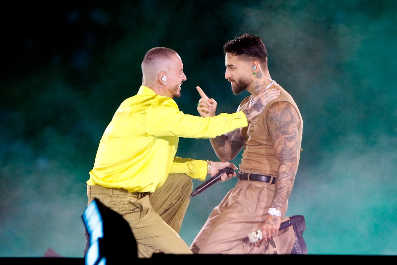 Escena del show con ambos cantantes sobre el escenario.